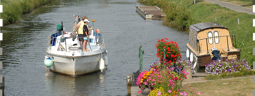 Voilier démâté sur le canal de Nantes à Brest © M. Langle